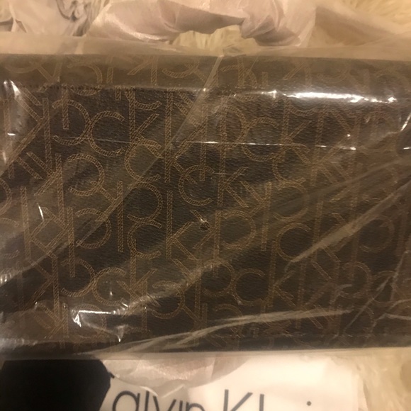 Calvin Klein Crossbody Handbag - Picture 6 of 8